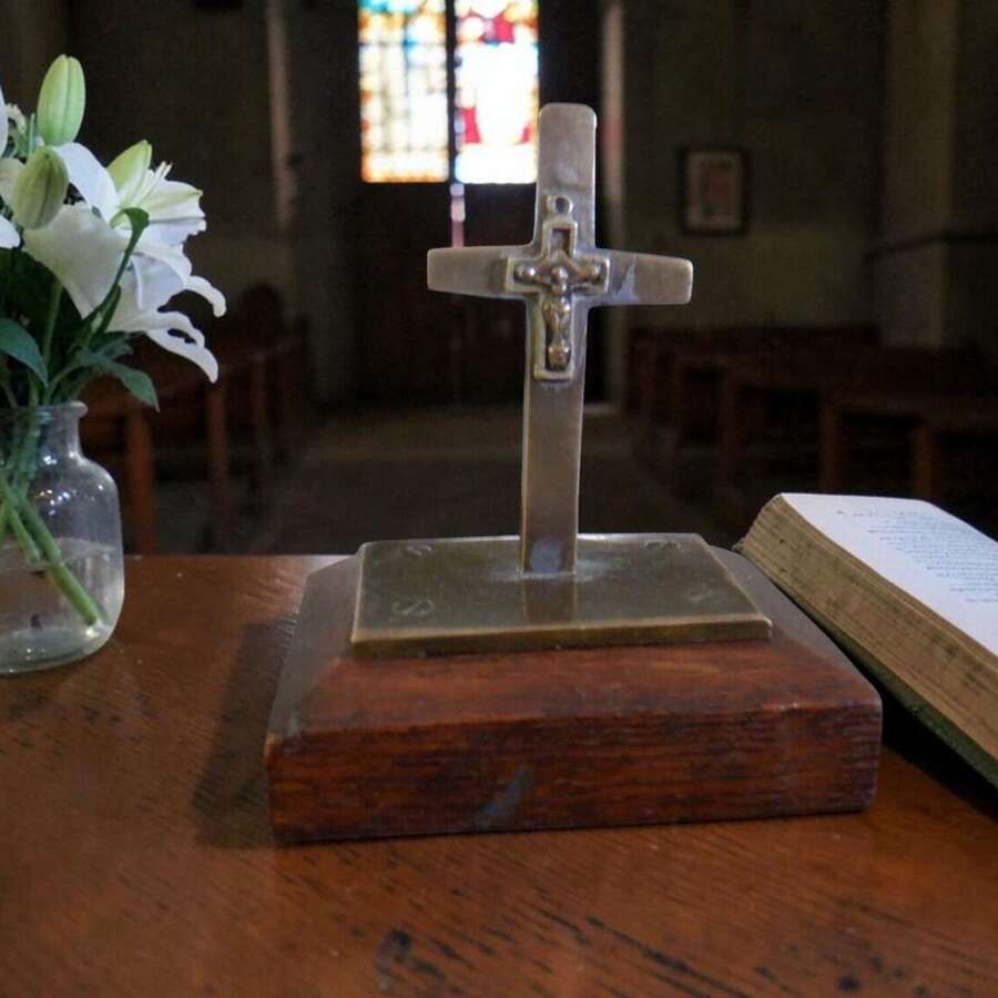 WWI Trench Art Brass Devotional Cross on Oak Plinth, c.1915&ndash;1920
