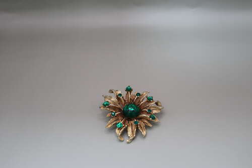 Vintage 1960s Gold Tone Green Cabochon Rhinestone Floral Spray Brooch